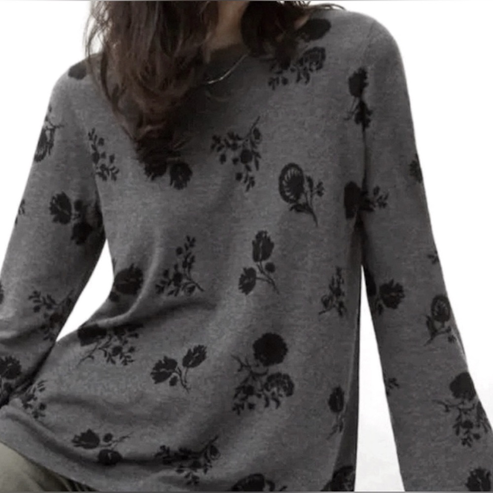 Ann Taylor LOFT black and grey floral Sweater flare sleeves size Small
